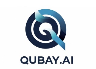 Logo firmy QUBAY.AI, składające się z ciemnoniebieskiego okręgu z przerwą, przez którą przechodzi jasnoniebieski element przypominający wstęgę, poniżej nazwa firmy w kolorze ciemnoniebieskim.