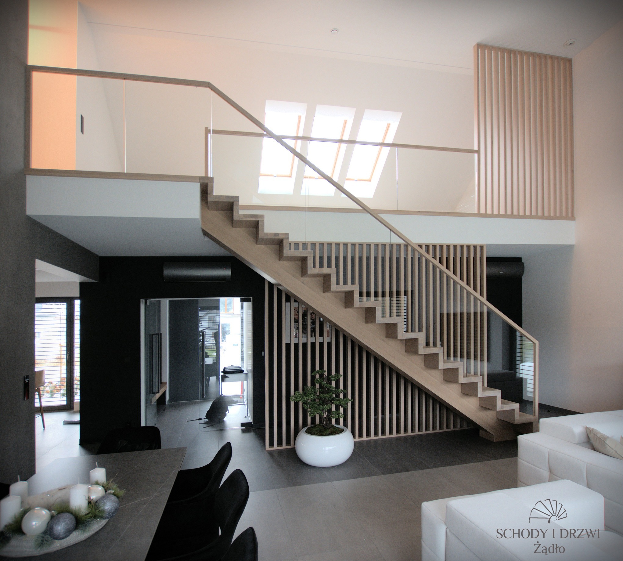 Schody z balustradą szklaną i lamelami