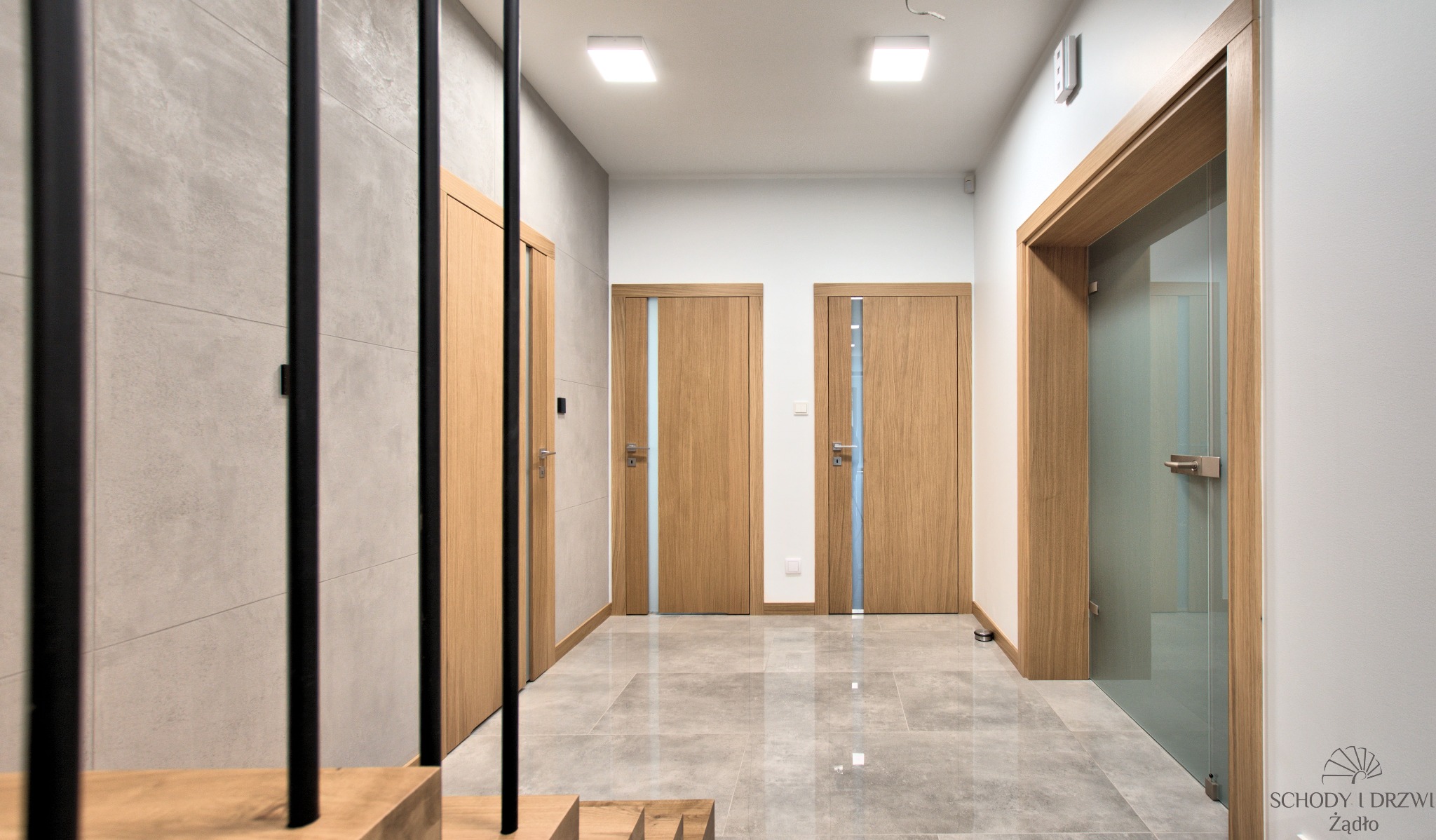 Drzwi dębowe bez widocznych zawiasów