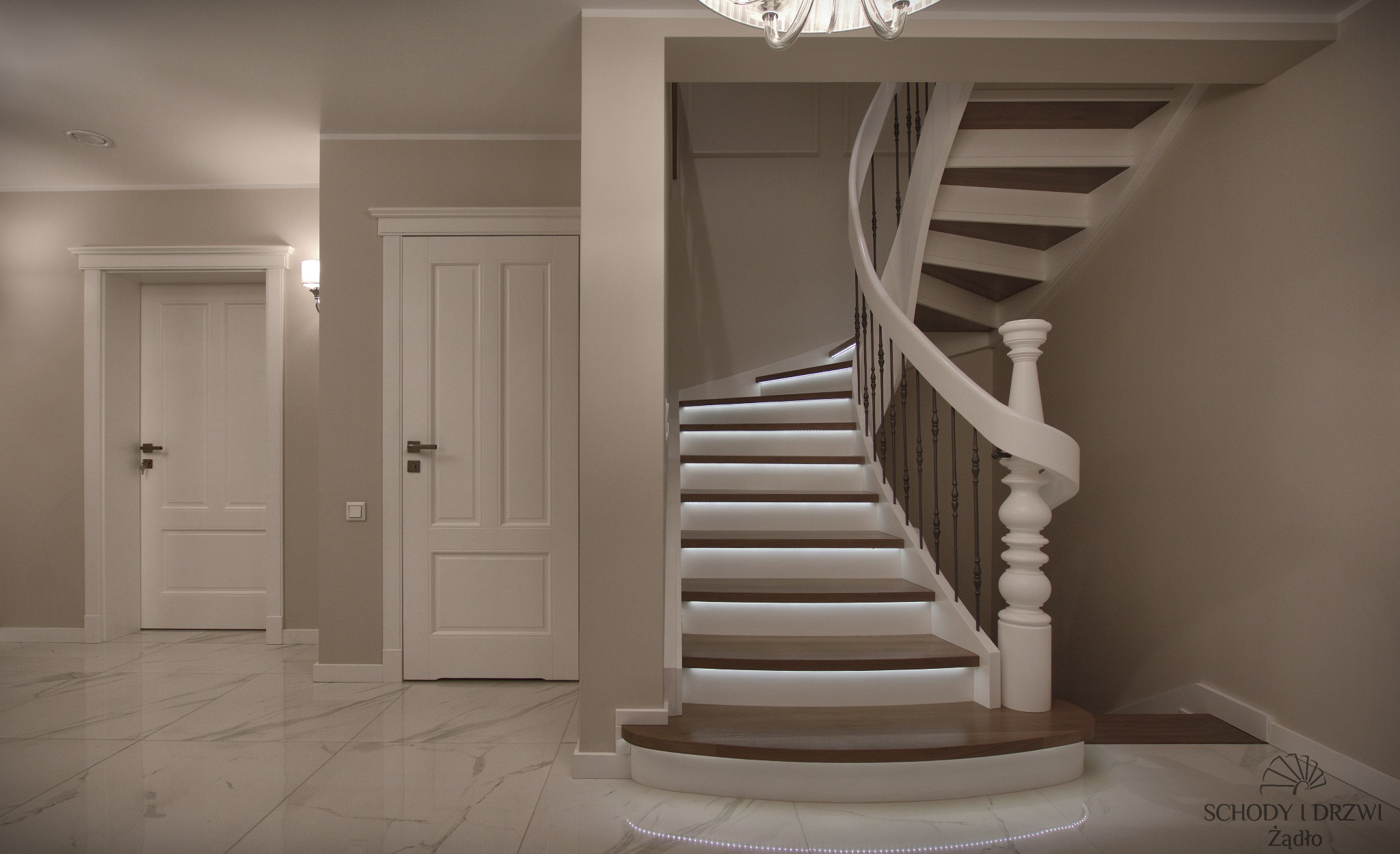 Eleganckie, kręte schody z podświetlanymi stopniami i białą balustradą w nowoczesnym wnętrzu z marmurową podłogą i dwiema białymi drzwiami.