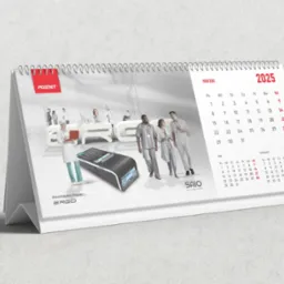 Kalendarz biurkowy na marzec 2025 z grafiką kasy fiskalnej Posnet Ergo oraz personelu medycznego w tle, prezentacja produktu.