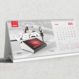 emtestudio - Kalendarz biurkowy 2025 z wizualizacją kasy fiskalnej Posnet VERO w restauracyjnym otoczeniu.