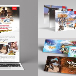 emtestudio - Prezentacja wizualizacji kampanii reklamowej Posnet Nowa Przygoda na różnych nośnikach: strona internetowa na laptopie, ulotki i zaproszenia z motywami podróżniczymi, w tym Indiana Jones w Jordanii...
