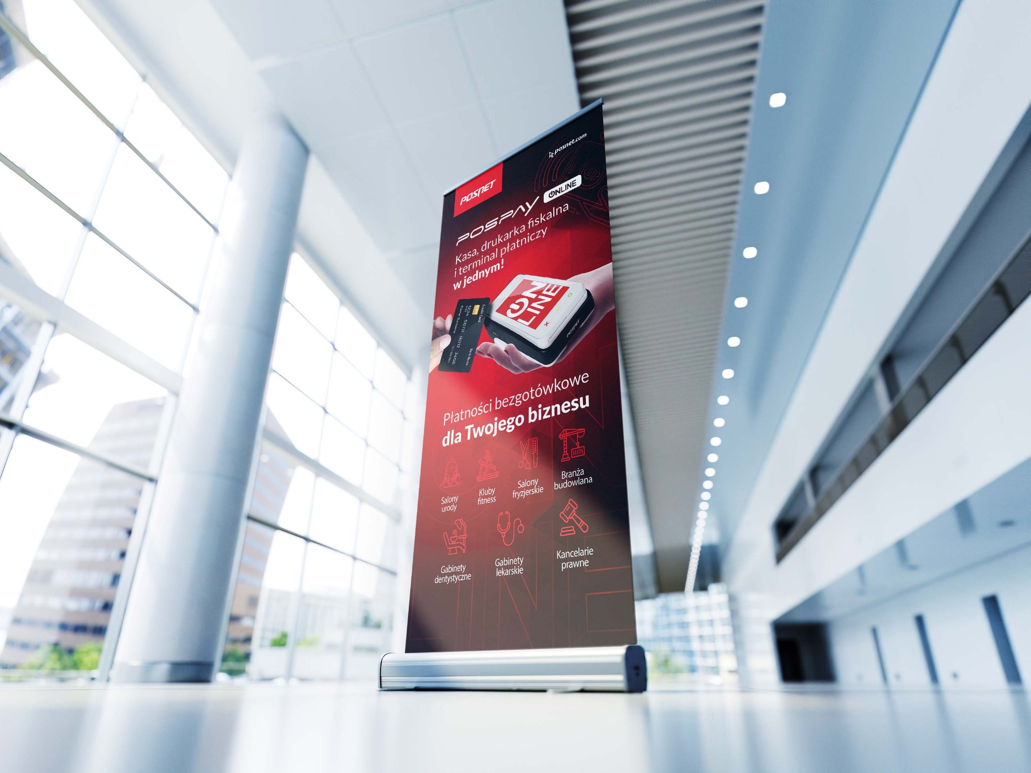 Roll-up reklamowy firmy POSNET prezentujący terminal płatniczy i kasę fiskalną w jednym, z ikonami sugerującymi różne branże, umieszczony w nowoczesnym, przestronnym wnętrzu biurowym.