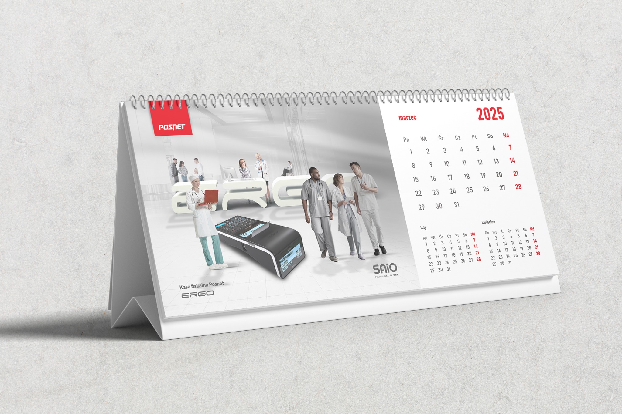 Kalendarz biurkowy na marzec 2025 z grafiką kasy fiskalnej Posnet Ergo oraz personelu medycznego w tle, prezentacja produktu.
