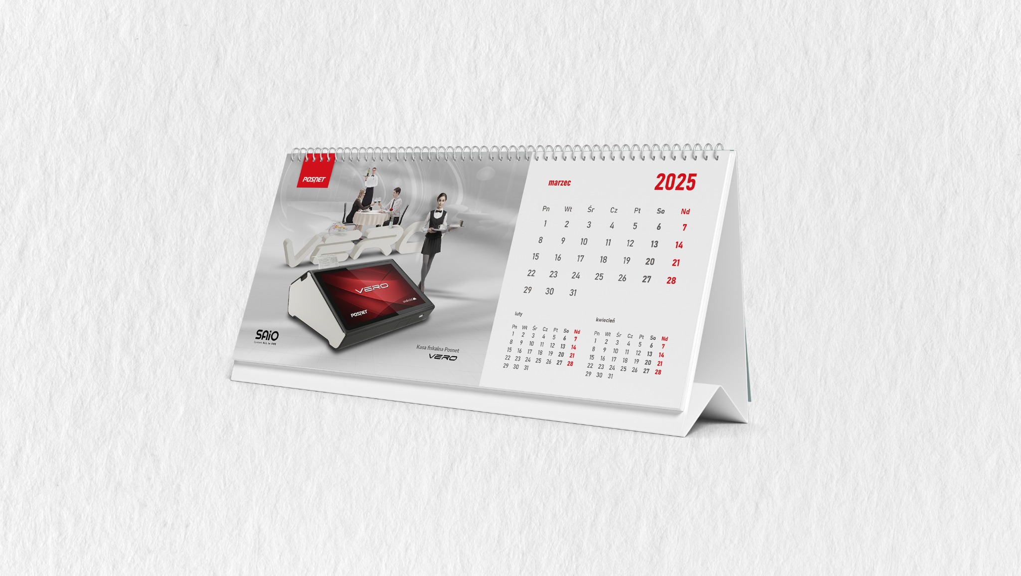 Kalendarz biurkowy z grafiką kasy fiskalnej Posnet VERO i restauracji z obsługą kelnerską w tle, rok 2025.