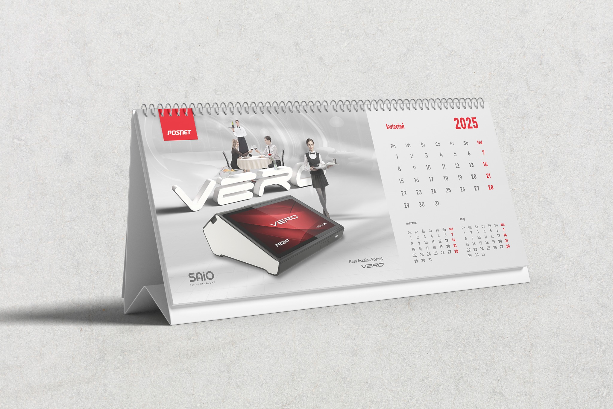 Kalendarz biurkowy 2025 z wizualizacją kasy fiskalnej Posnet VERO w restauracyjnym otoczeniu.