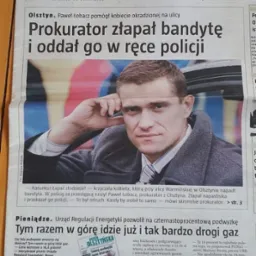 Artykuł prasowy z Gazety Olsztyńskiej z 12-13.04.2008, z nagłówkiem 'Prokurator złapał bandytę i oddał go w ręce policji' oraz portretem prokuratora Pawła Łobacza.