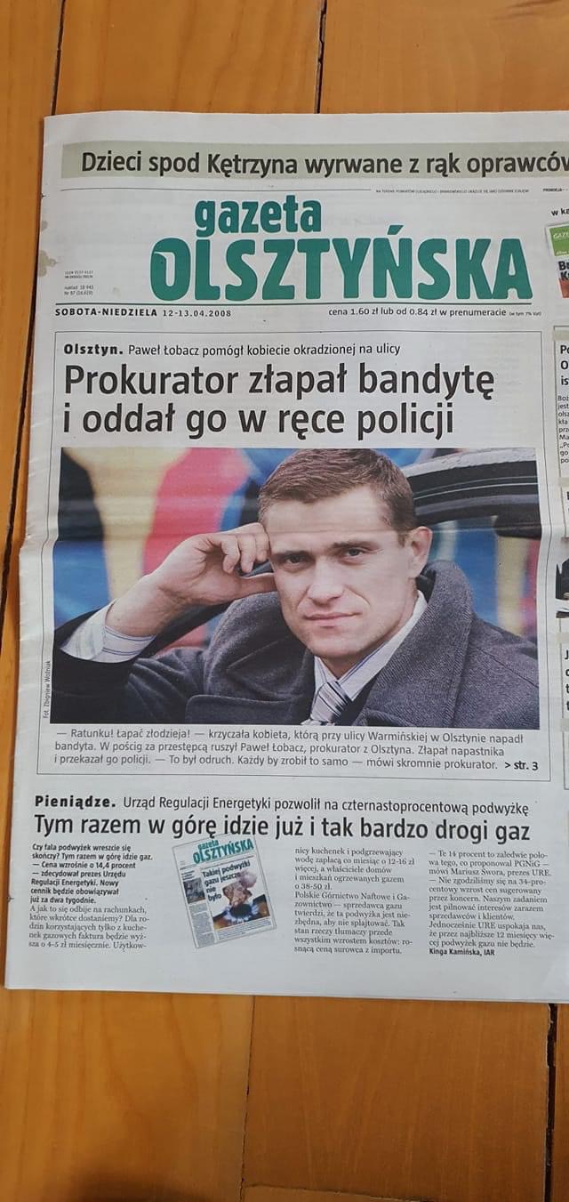 Artykuł prasowy z Gazety Olsztyńskiej z 12-13.04.2008, z nagłówkiem 'Prokurator złapał bandytę i oddał go w ręce policji' oraz portretem prokuratora Pawła Łobacza.