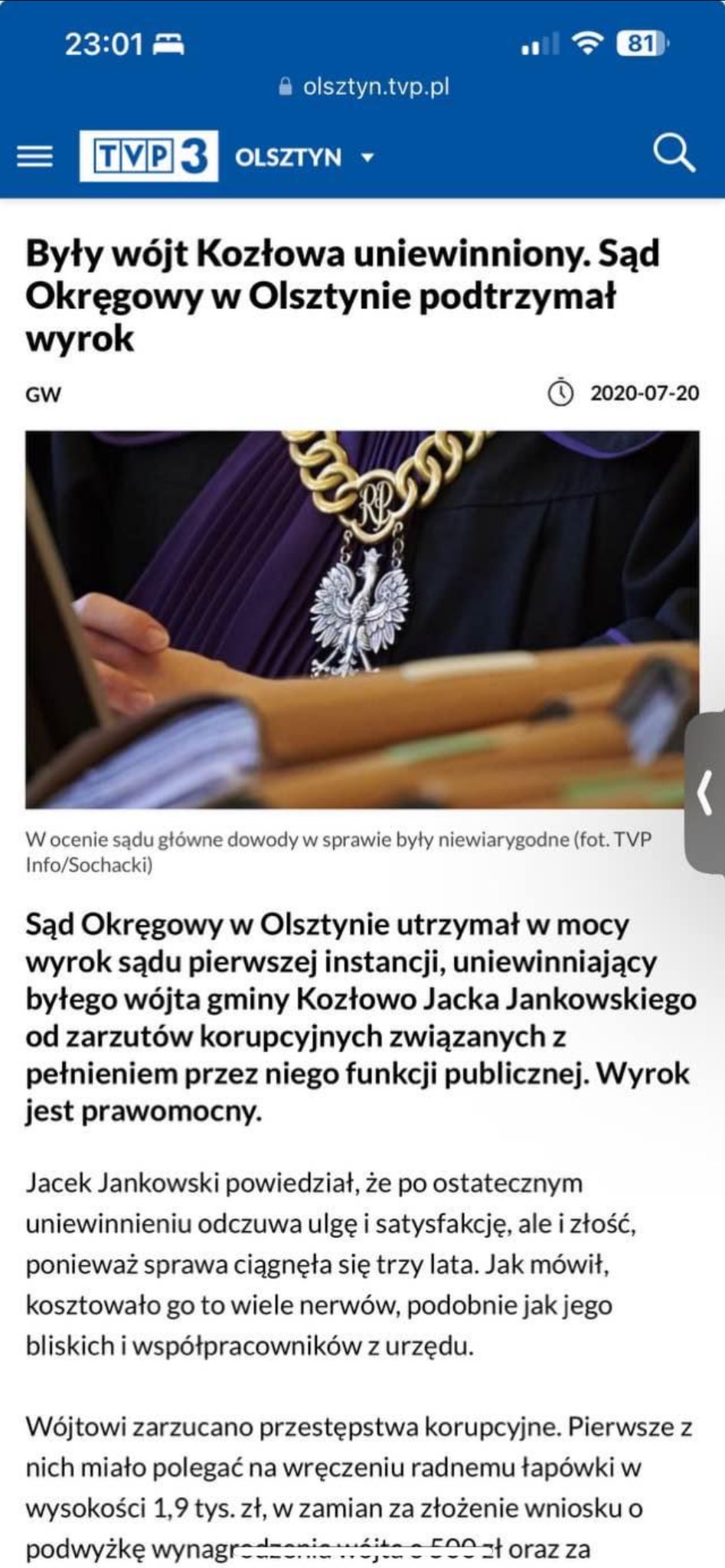 Fragment artykułu prasowego o uniewinnieniu byłego wójta, z widoczną szatą sędziego i łańcuchem z godłem Polski.