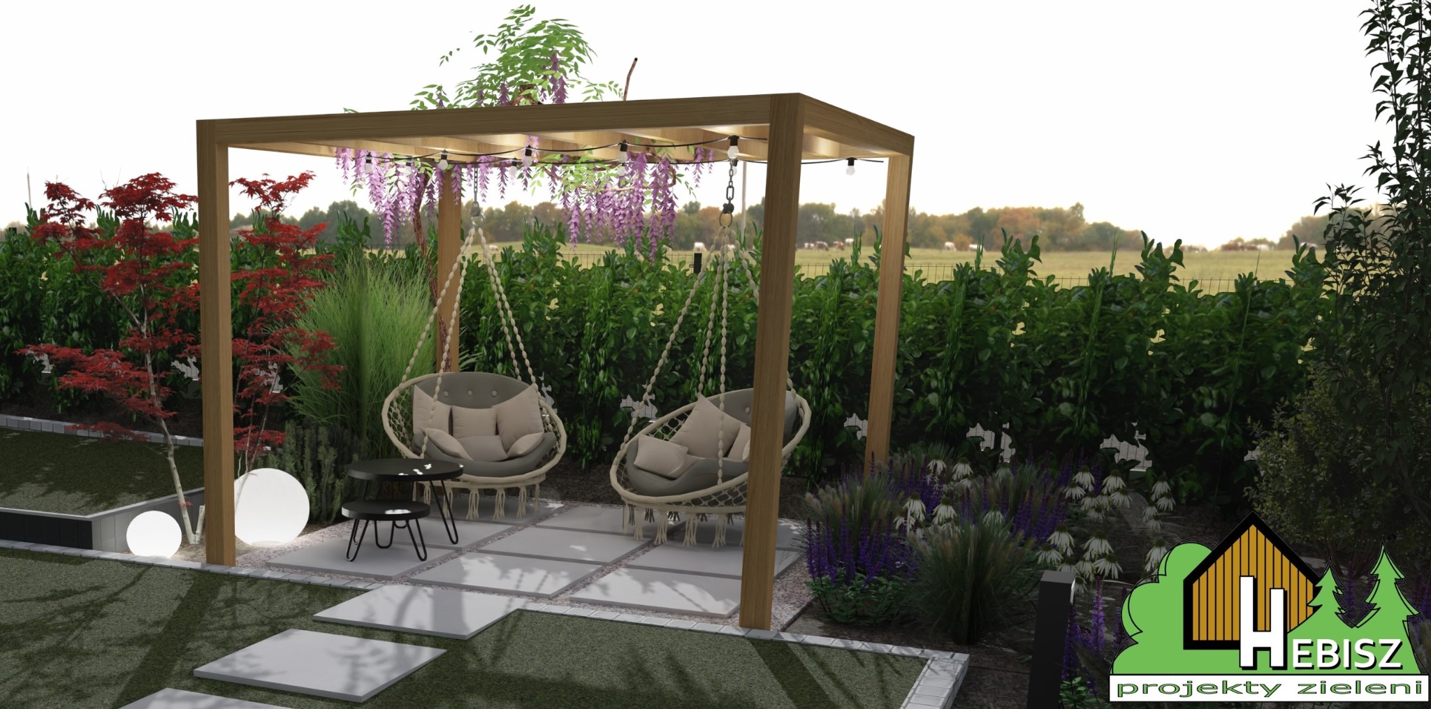 Wizualizacja ogrodu z drewnianą pergolą, dwoma wiszącymi fotelami typu kokon, stolikiem kawowym, oświetleniem kulistym i kwitnącą glicynią, otoczona bujną roślinnością, w tle widok na pola.
