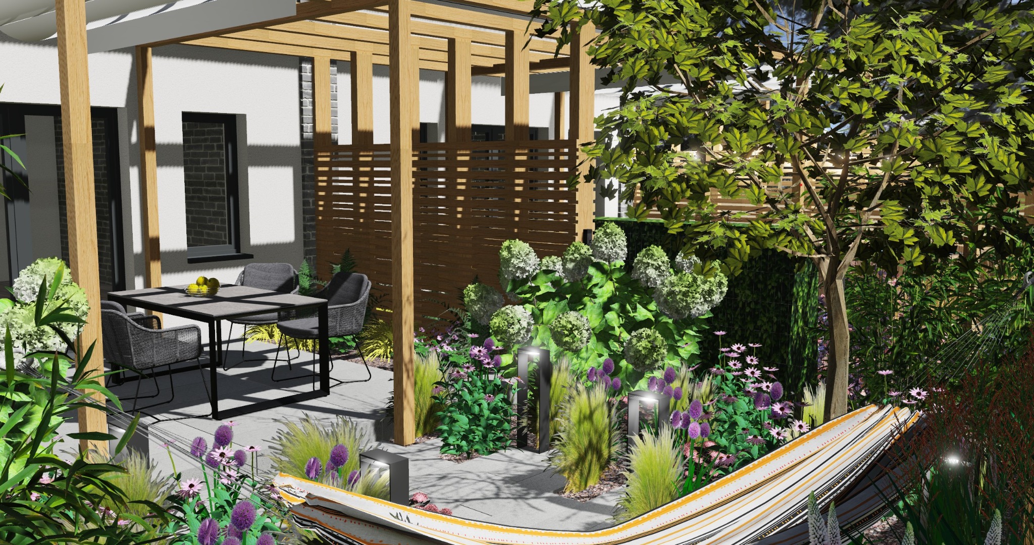 Wizualizacja ogrodu z pergolą, stołem i krzesłami. Bujna roślinność, w tym hortensje i fioletowe kwiaty, otacza przestrzeń. Widoczny fragment hamaka dodaje relaksującego charakteru.