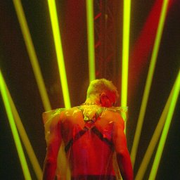 Grzegorz Grodzki Fotografia - Osoba w artystycznym oświetleniu na evencie w Warszawie. Nietypowy strój i intensywne barwy tworzą unikalną atmosferę.