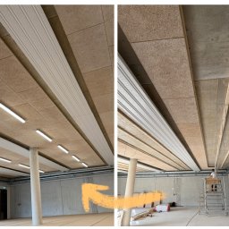 KRAFBAU - usługi budowlano-remontowe - Montaż sufitu z paneli drewnopodobnych i listew perforowanych, widok przed i w trakcie prac. Na drugim planie pracownik na rusztowaniu.