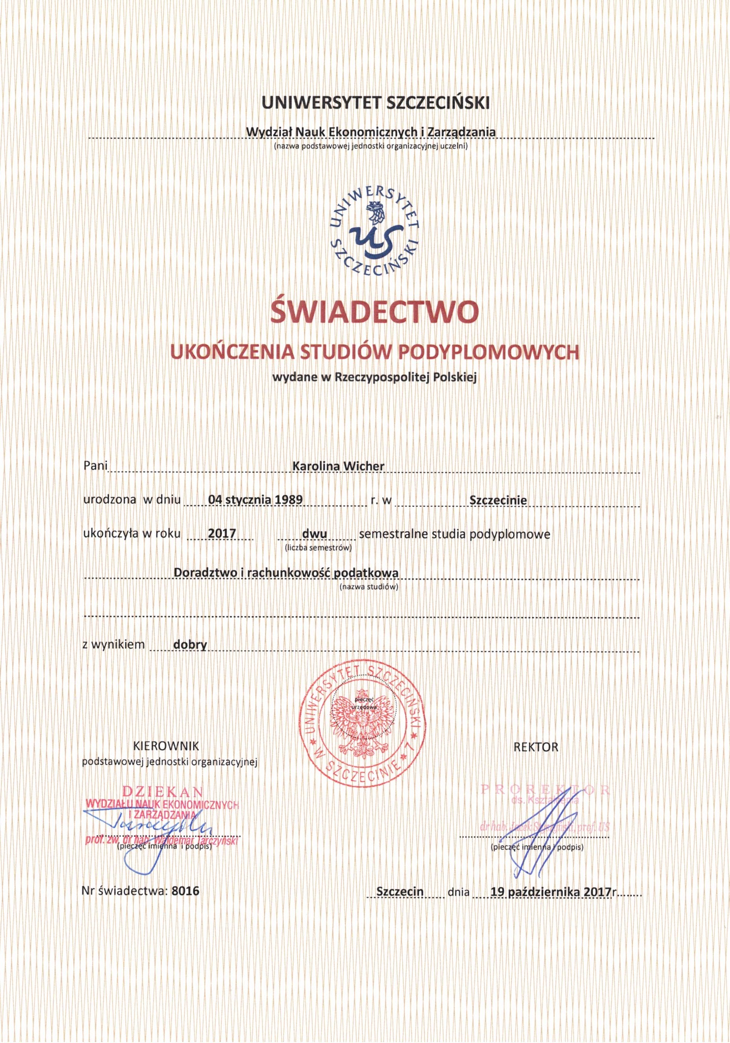 Skan dyplomu ukończenia studiów podyplomowych z doradztwa i rachunkowości podatkowej, wydanego przez Uniwersytet Szczeciński w 2017 roku dla Karoliny Wicher.