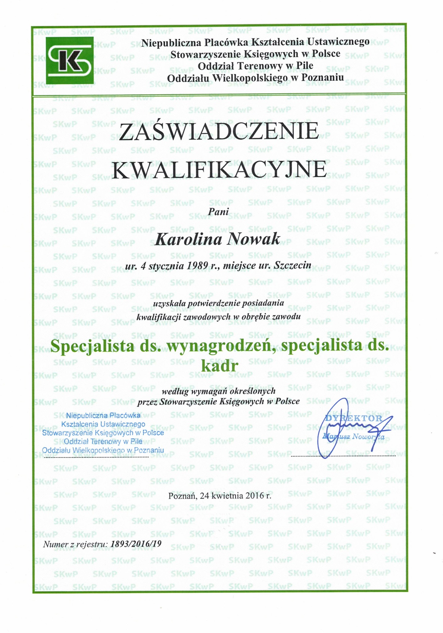 Skan zaświadczenia kwalifikacyjnego Stowarzyszenia Księgowych w Polsce dla Pani Karoliny Nowak, specjalisty ds. wynagrodzeń i kadr, wydanego w Poznaniu w 2016 roku.