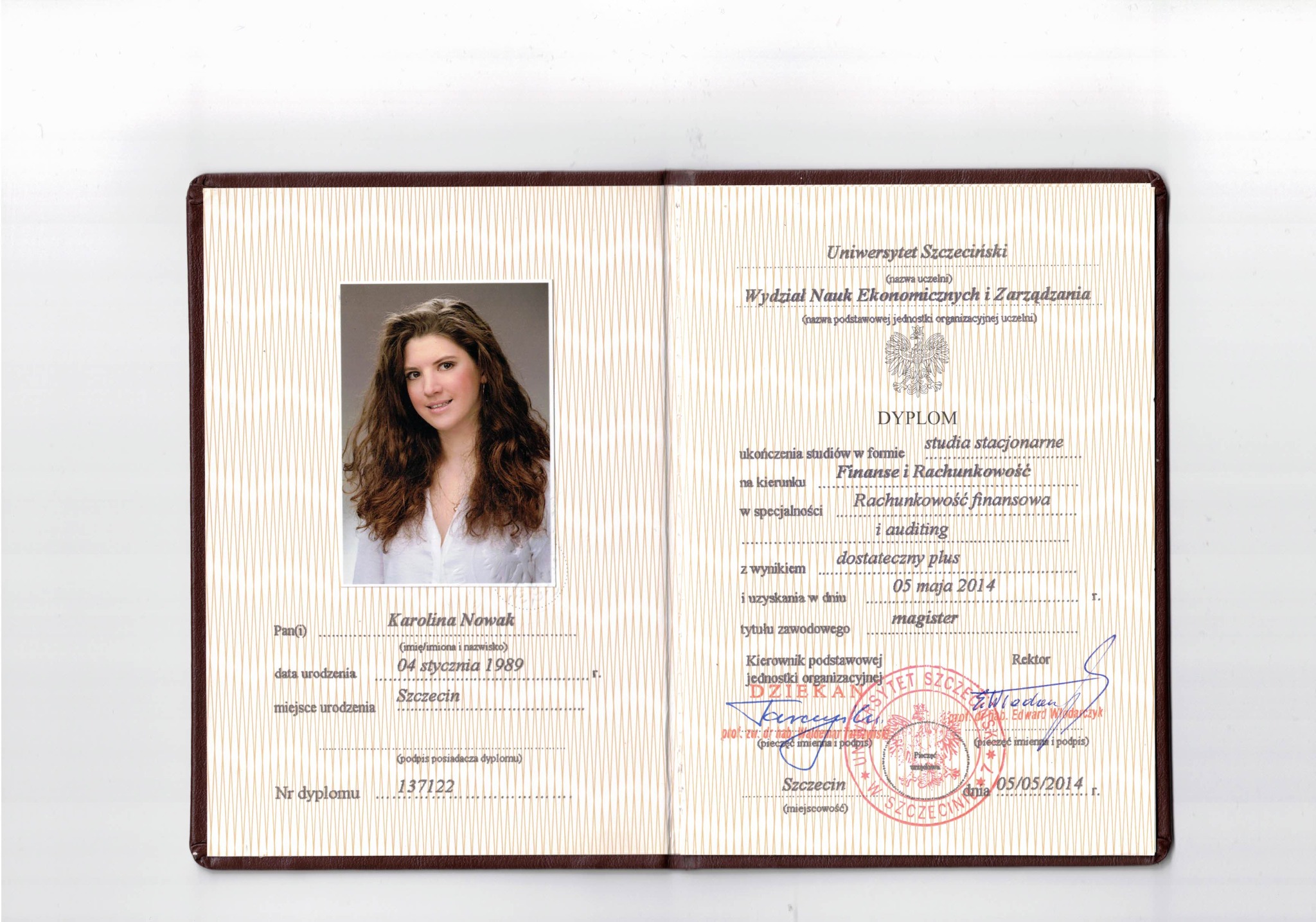 Otwarty dyplom ukończenia studiów na kierunku Finanse i Rachunkowość, wydany przez Uniwersytet Szczeciński, z pieczęciami i zdjęciem absolwentki.
