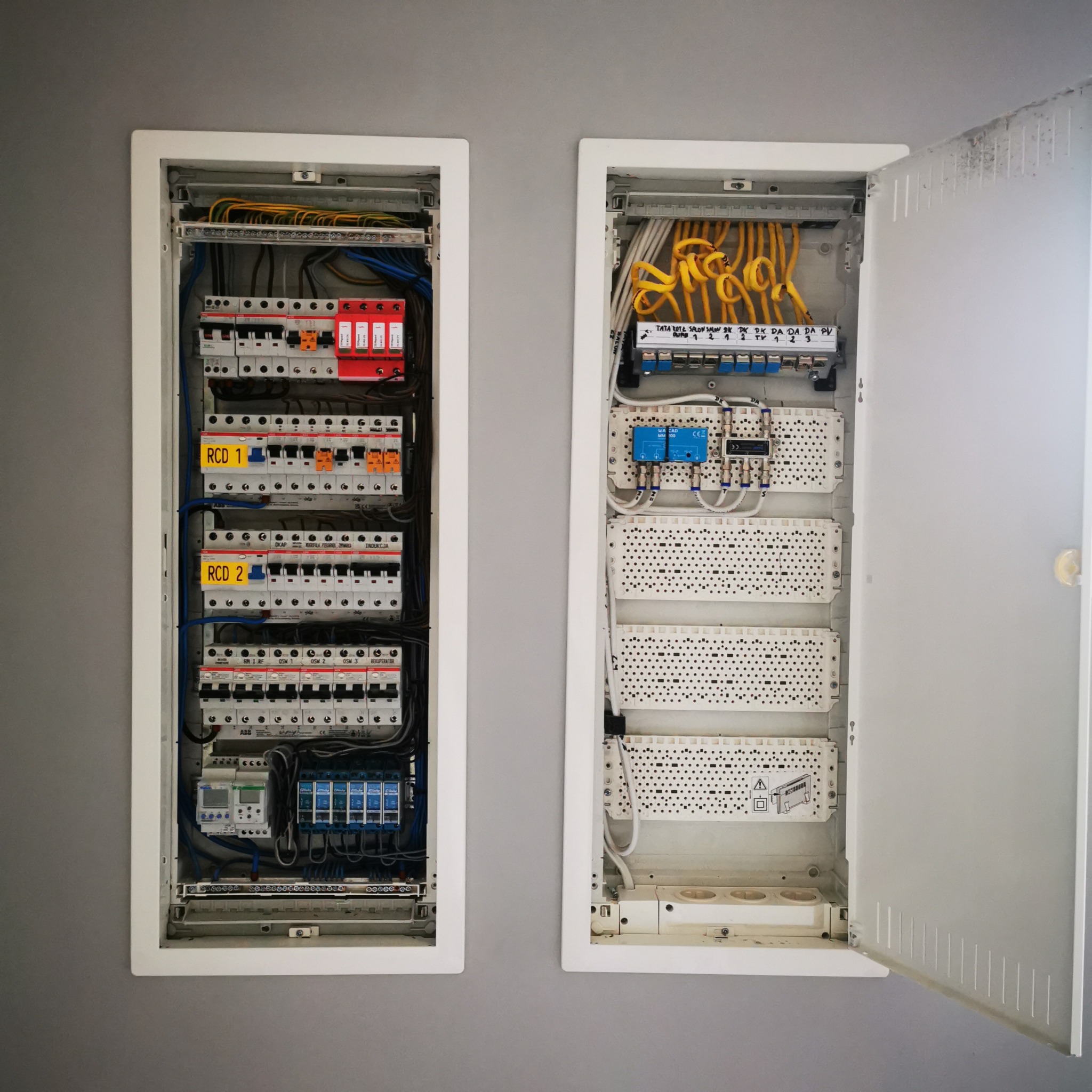 Rozdzielnica elektryczna po lewej, oraz rozdzielnica multimedialna po prawej