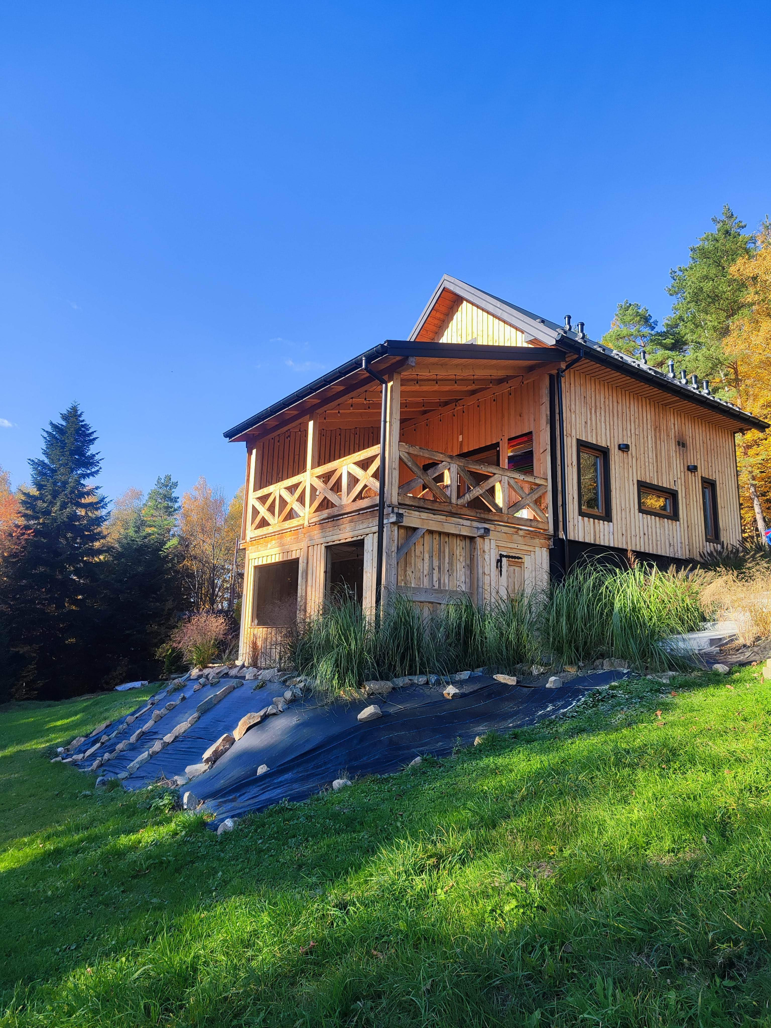 Dom w konstrukcji szkieletowej z murowaną piwnicą