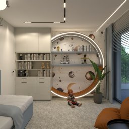 TK design Tomasz Kurpas - Pokój dziecięcy z łóżkiem z niebieskim zagłówkiem, białą szafą z półkami na książki, okrągłym regałem z motywem kosmosu i siedzącym na podłodze dzieckiem.