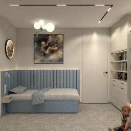 TK design Tomasz Kurpas - Pokój dziecięcy z łóżkiem z wezgłowiem w kolorze błękitnym, szafą wnękową z półkami i oświetleniem LED, obrazem z motywem kosmicznym oraz małym chłopcem siedzącym na podłodze.