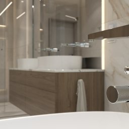 TK design Tomasz Kurpas - Nowoczesna łazienka z marmurowymi ścianami, podwójną umywalką nablatową na drewnianej szafce i chromowaną armaturą. W tle kabina prysznicowa z oświetleniem LED.
