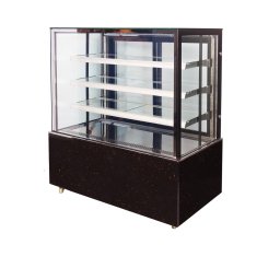 Eventship Weronika Pietruszka - Pusta, szklana witryna chłodnicza z czterema poziomami półek, podświetleniem LED i czarną podstawą z drobnymi, złotymi plamkami, umieszczona na kółkach.