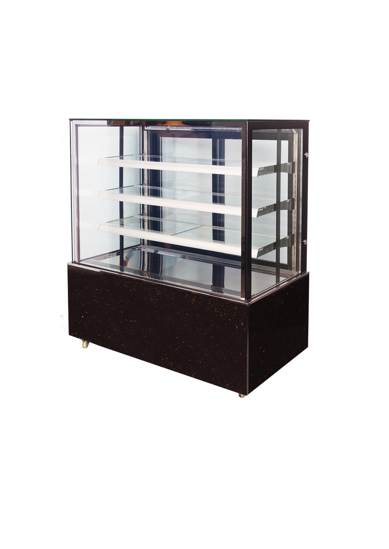 Pusta, szklana witryna chłodnicza z czterema poziomami półek, podświetleniem LED i czarną podstawą z drobnymi, złotymi plamkami, umieszczona na kółkach.