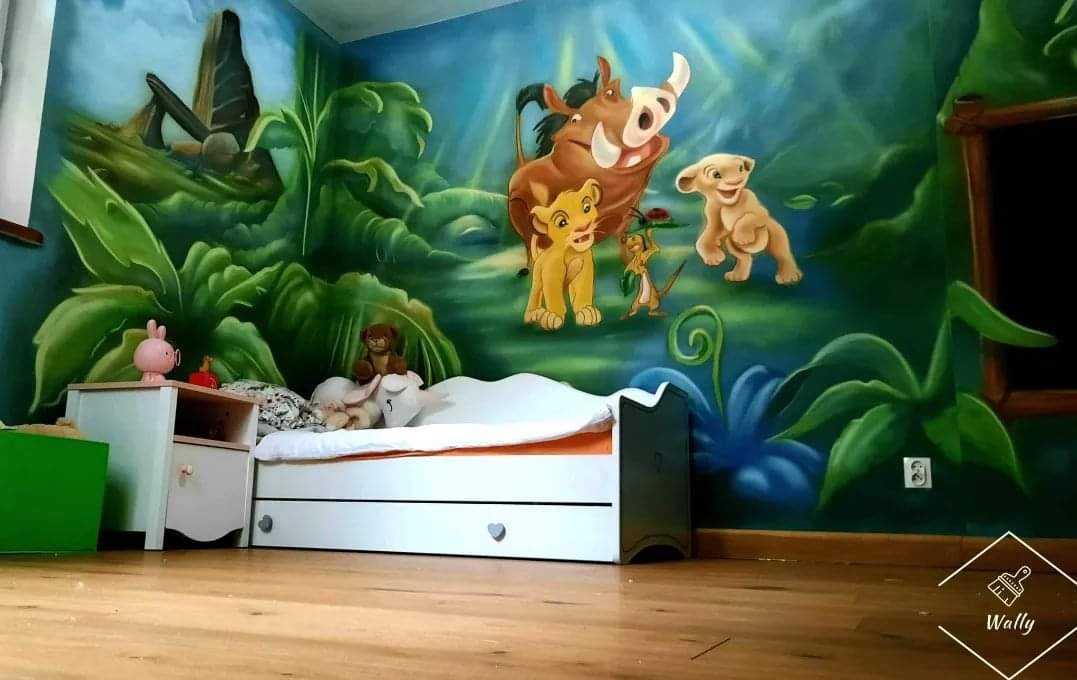 Pokój dziecięcy z ręcznie malowaną ścianą przedstawiającą postacie z Króla Lwa, łóżko dziecięce z pluszakami, widok z niskiej perspektywy.