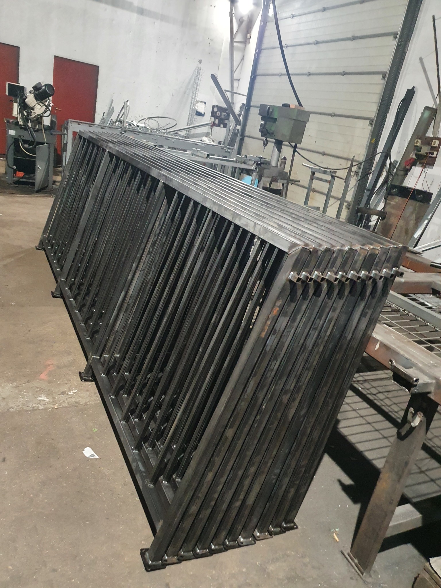 Balustrady do 48 domków na osiedlu budowanym przez dewelopera.