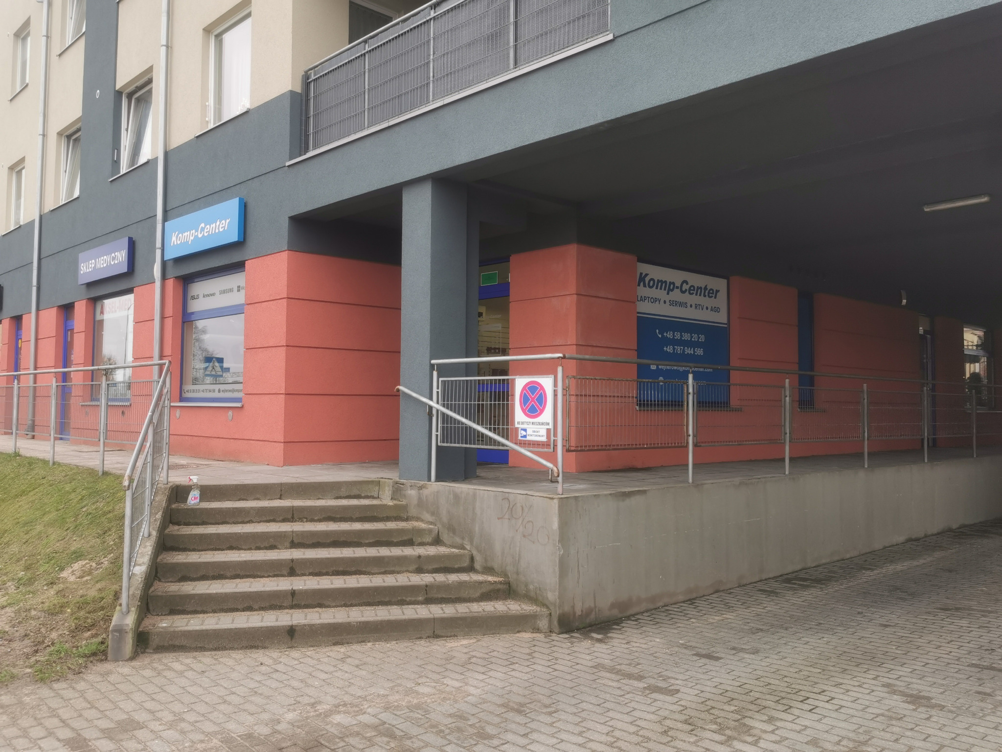 obok sklepu medycznego