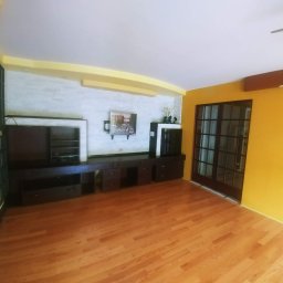 drzwie działowe wpuszczane w ścianę