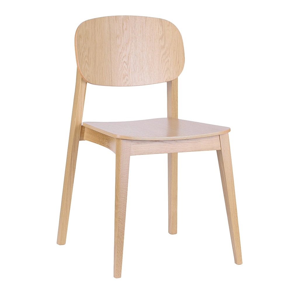 Jasne, minimalistyczne krzesło z drewna jesionowego o zaokrąglonym oparciu i subtelnym usłojeniu, na białym tle.