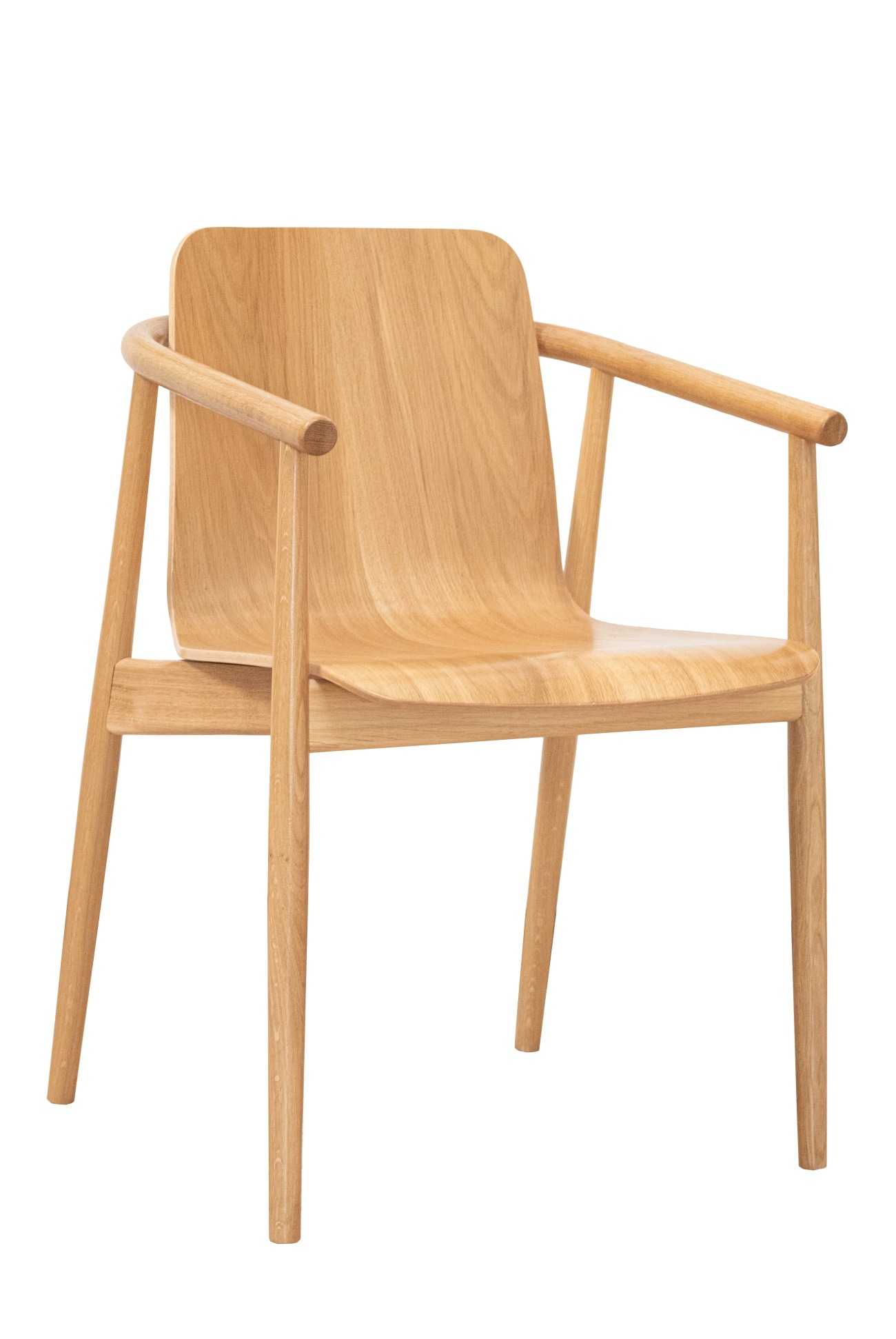 Jasne, minimalistyczne krzesło z drewna bukowego z zaokrąglonymi podłokietnikami, prezentowane przez stolarza z Radomska na białym tle.