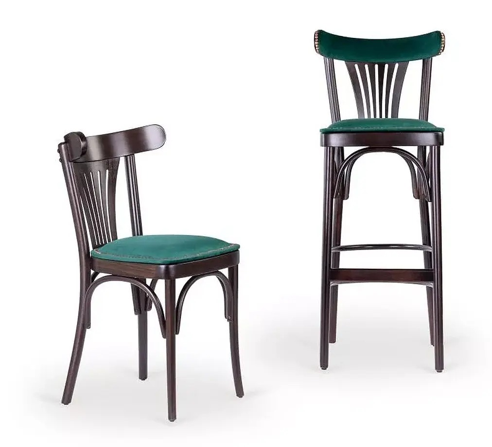 Dwa krzesła: standardowe i barowe, z ciemnego drewna z zielonymi tapicerowanymi siedziskami na białym tle.