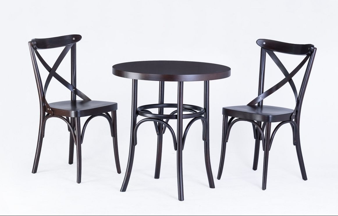 Ciemnobrązowy okrągły stół barowy z dwoma krzesłami typu bistro z krzyżowym oparciem, ustawiony na białym tle.