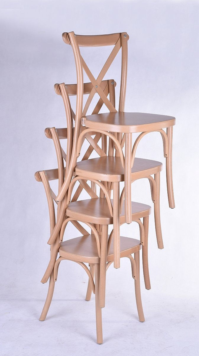 Stos krzeseł bistro z jasnego drewna, ustawionych jedno na drugim na białym tle, prezentacja modelu krzesła z charakterystycznym krzyżowym oparciem i giętymi nogami.