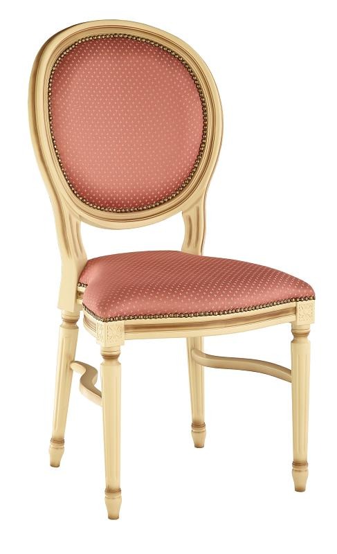 Eleganckie krzesło w stylu Ludwika XVI z kremową ramą i tapicerką w odcieniach różu, ozdobione złotymi ćwiekami.