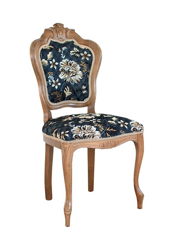 Krzesło w stylu Ludwika XVI, z drewnianą ramą w naturalnym odcieniu i tapicerką w ciemny, kwiecisty wzór z motywami roślinnymi w odcieniach bieli i złota.