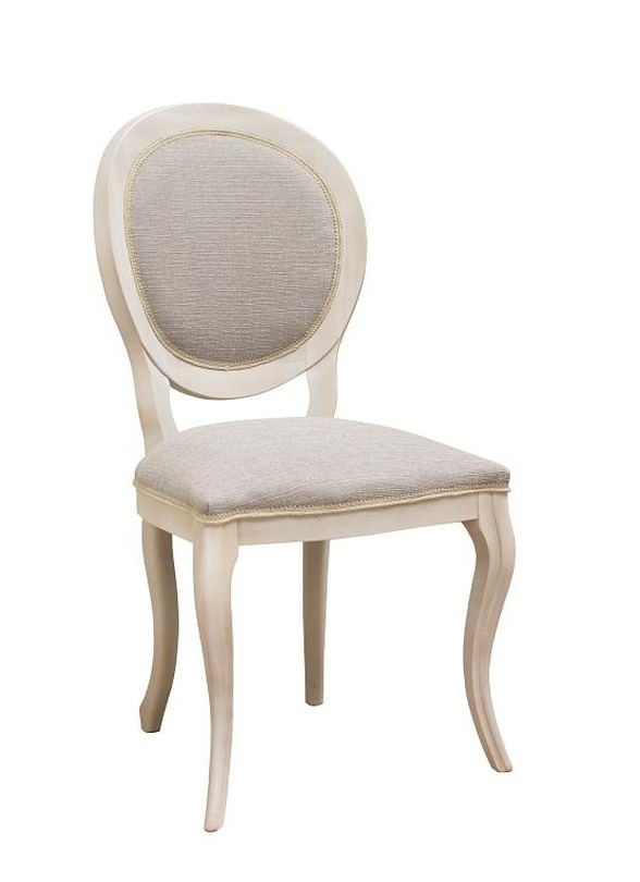 Krzesło tapicerowane w stylu Ludwika XVI, z kremową ramą i szarą tapicerką, ozdobione delikatną złotą lamówką, na białym tle.