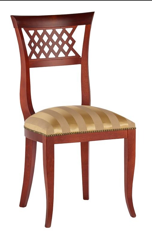 Krzesło z drewna w odcieniach brązu z tapicerowanym siedziskiem w beżowo-złote pasy, oparcie z dekoracyjnym ażurowym wzorem rombów.