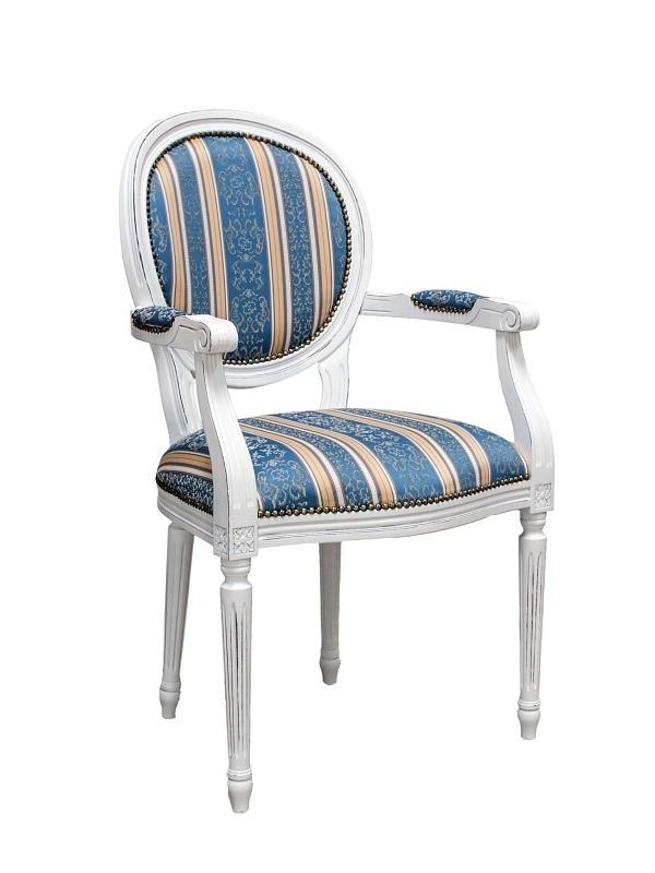 Białe, tapicerowane krzesło w stylu Ludwika XVI z niebiesko-złotym pasiakowanym wzorem, widoczne na białym tle.