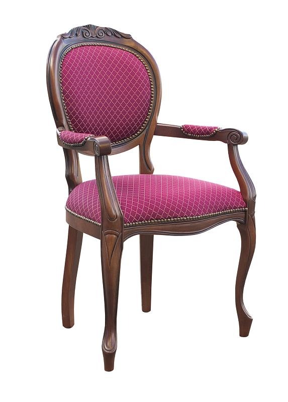 Eleganckie krzesło w stylu Ludwika XVI z bordową tapicerką w drobną kratkę, wykończone ozdobnymi nitami, na tle białego studia.