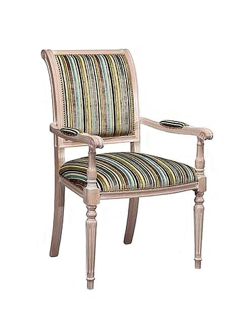 Drewniany fotel w stylu Ludwika XVI z tapicerką w pionowe, kolorowe paski na siedzisku i oparciu, wykończony na biało z delikatnymi przetarciami.
