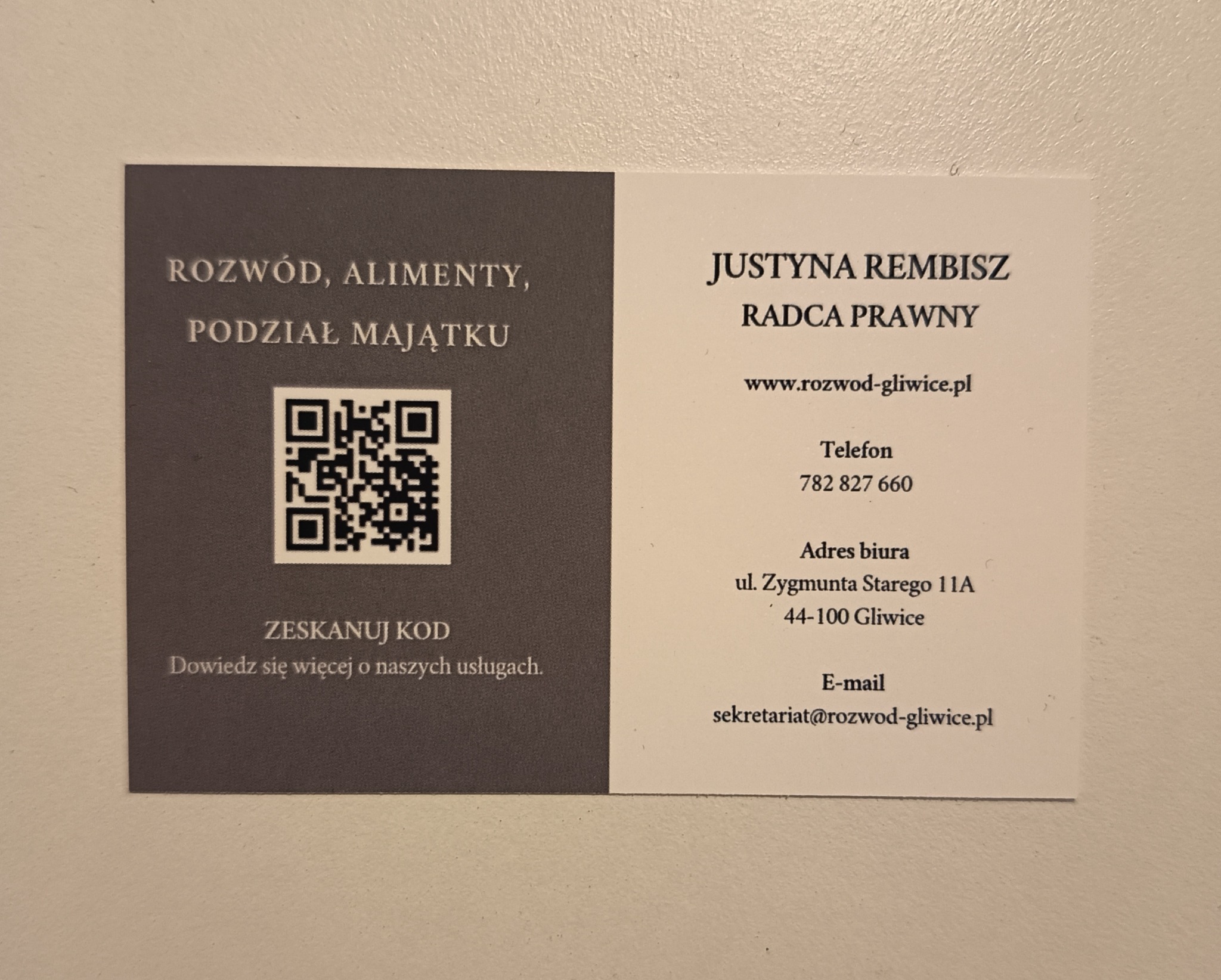 Wizytówka radcy prawnego Justyny Rembisz z Gliwic, specjalizującej się w rozwodach, alimentach i podziale majątku. Zawiera kod QR, adres, telefon i e-mail.