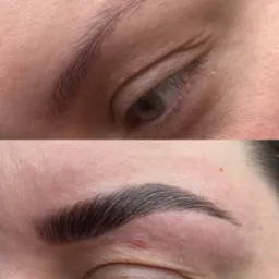 Zbliżenie na oko z brwią przed i po zabiegu laminacji, widoczne różnice w ułożeniu i wyrazistości włosków.