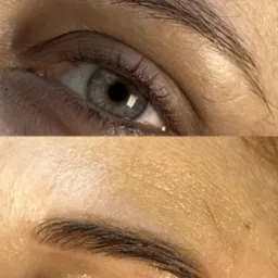 Zbliżenie na oko i brwi po zabiegu laminacji, widoczne błyszczące włoski oraz poprawiony kształt brwi.