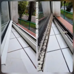 Porównanie stanu okna przed i po czyszczeniu: po lewej czysta, biała rama okienna i parapet z jasnych płytek, po prawej brudna, zaniedbana rama okienna z widocznymi zabrudzeniami i pleśnią.