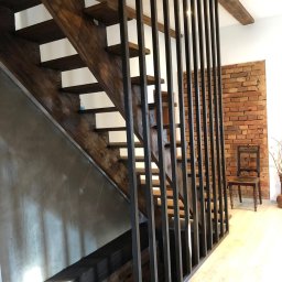 Schody drewniane i lamele.