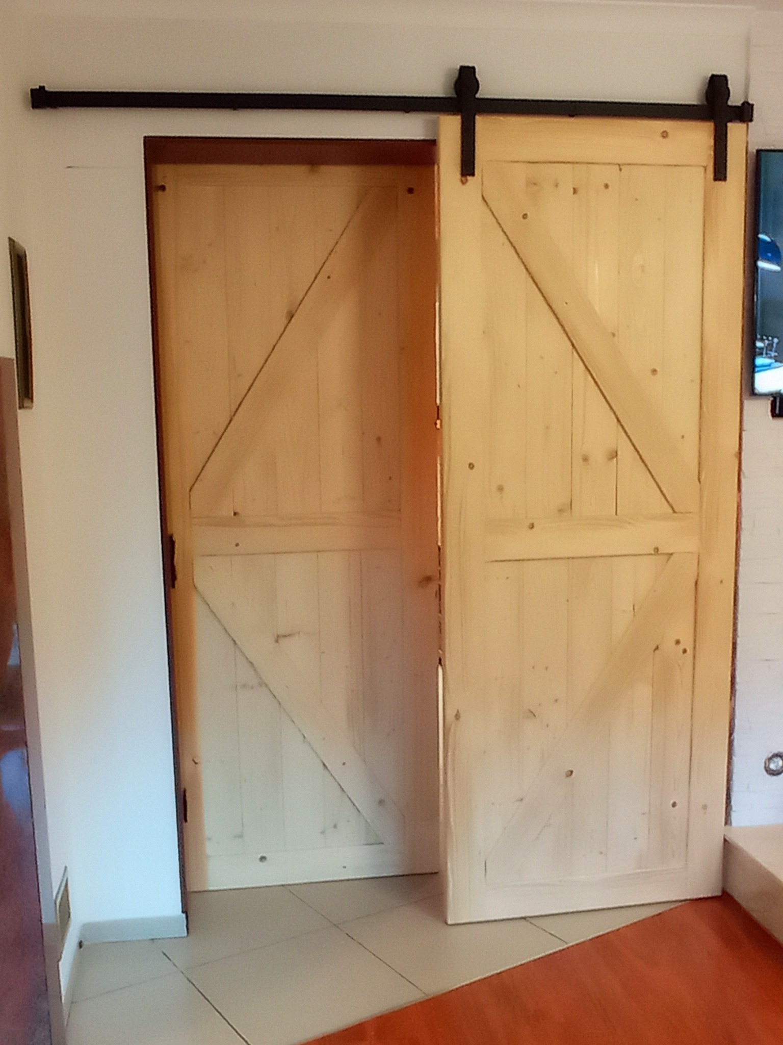 Drewniane drzwi przesuwane.